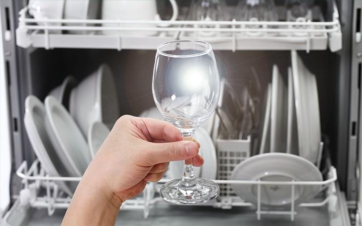 Mehka voda zagotovi sijoče čiste vinske kozarce